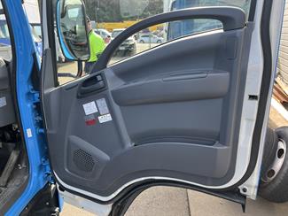 2017 Isuzu ELF - Thumbnail