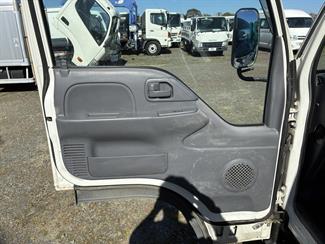 2020 Isuzu ELF - Thumbnail